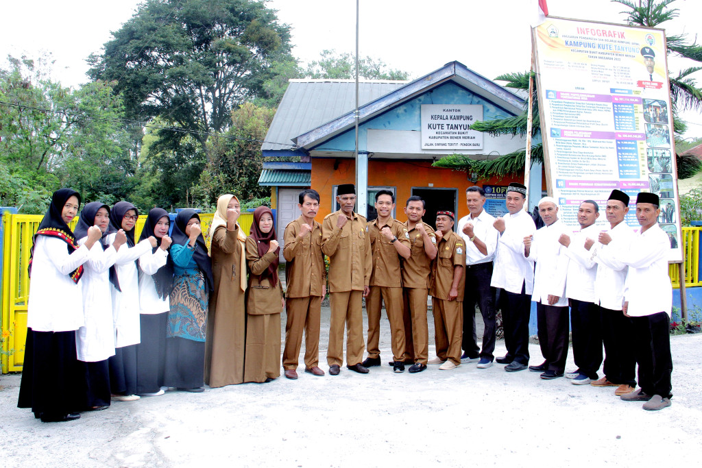 Photo dokumentasi bersama Aparatur Kampung, Petue, dan Ibu Ibu PKK 